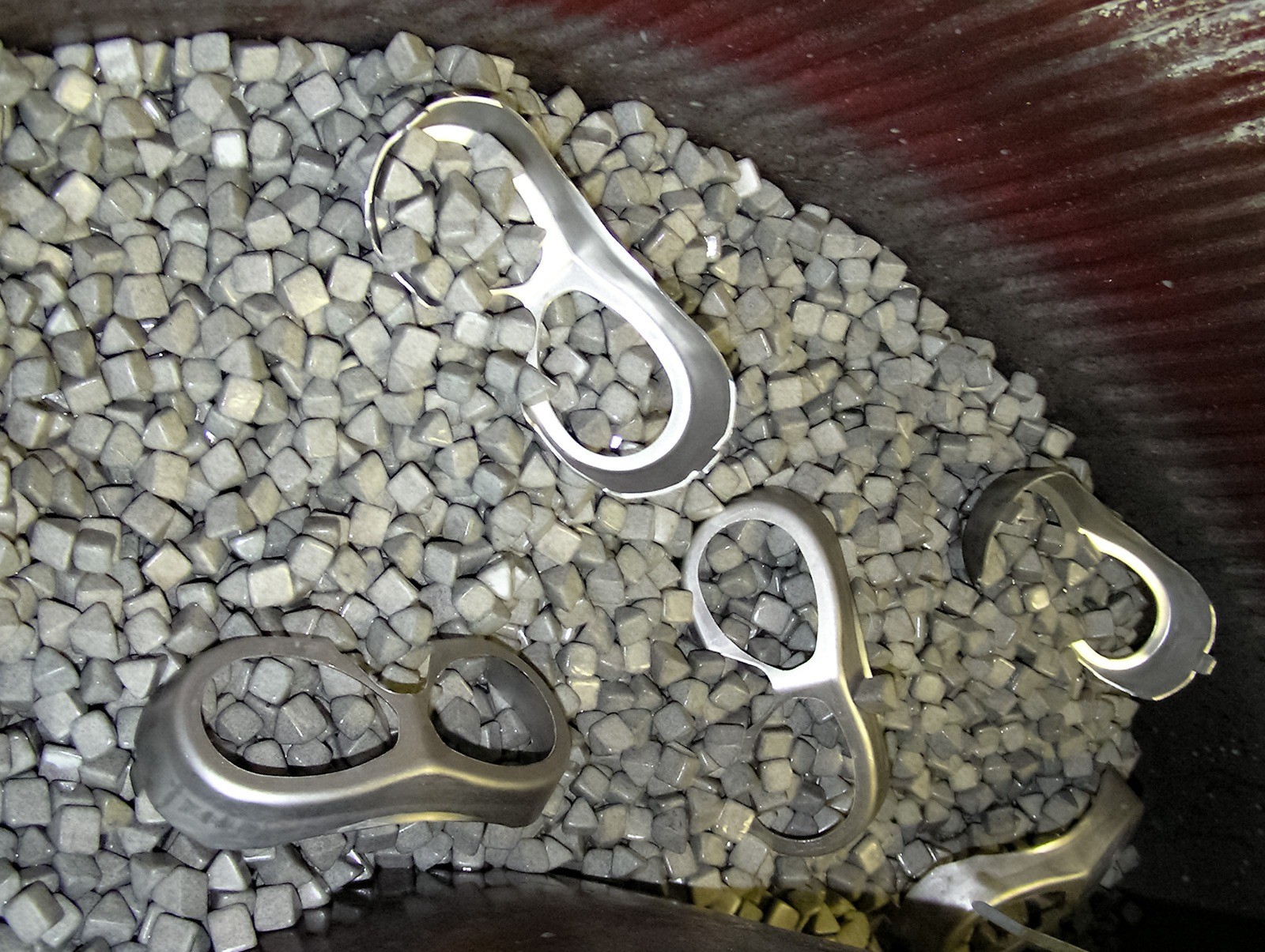 Metallbauteile in einer Gleitschleifanlage